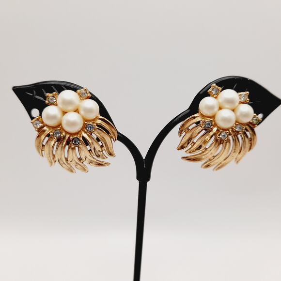 Vintage Crown Trifari Clip Earrings, Faux Pearl, Rhinestone, Mid-Century - Picture 4 of 10